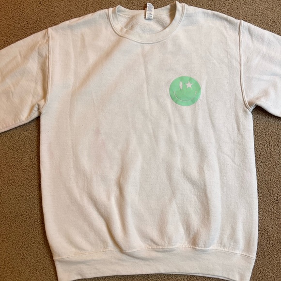 Tops - cute preppy smiley crewneck